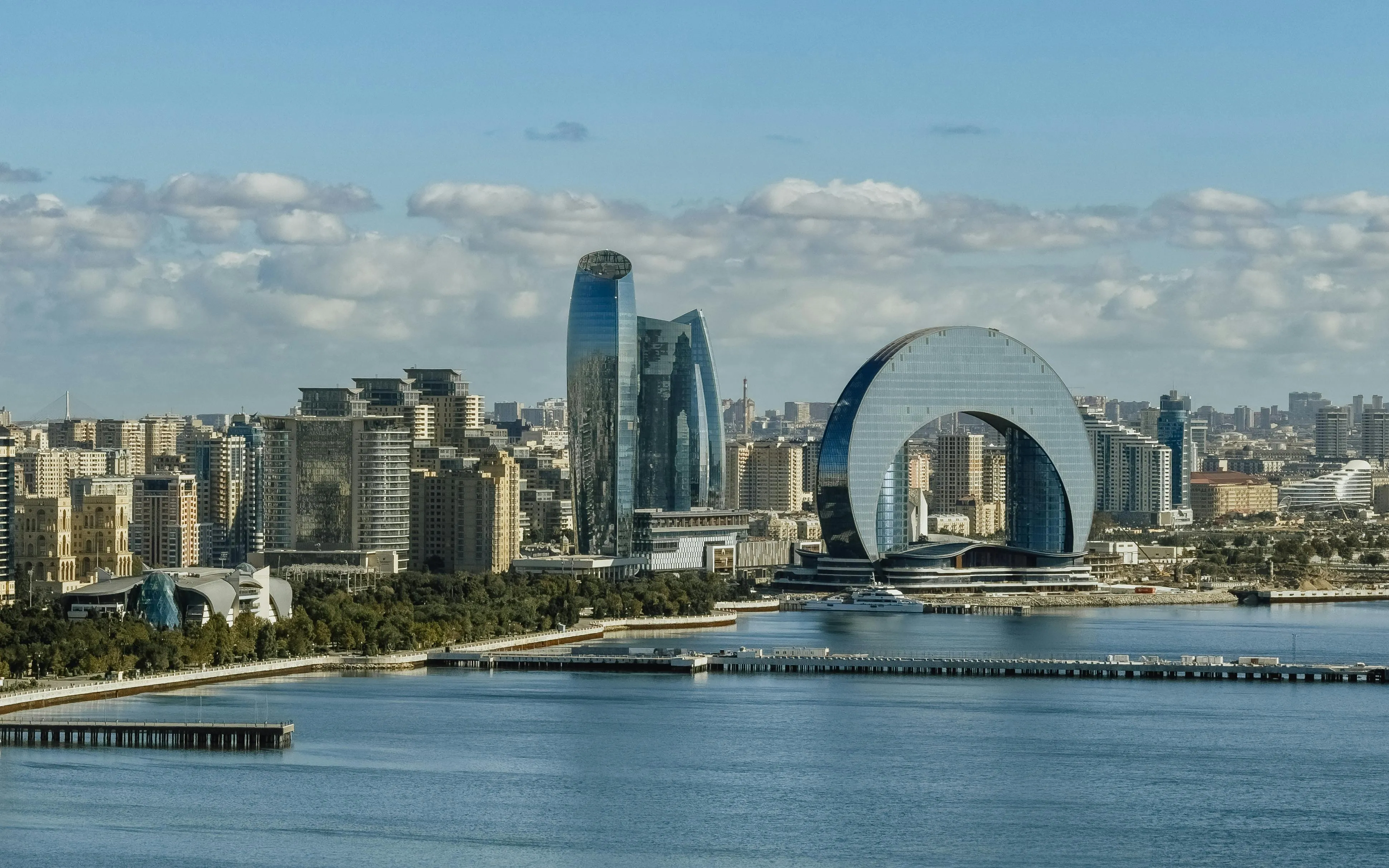 Müasir şüşə ofis binaları açıq səma fonunda